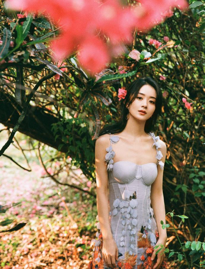 Ngôi sao “Hoa Thiên Cốt” hòa mình vào thiên nhiên khoe vóc dáng mảnh mai, để lộ xương quai xanh thu hút.