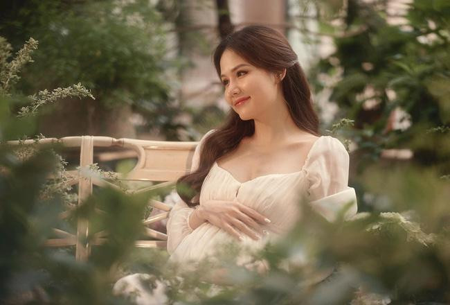 Phanh Lee từng là hot girl đời đầu có tiếng nhờ vóc dáng quyến rũ và gương mặt xinh đẹp. Sau đó, cô tham gia một số bộ phim, gần đây nhất là “Yêu thì ghét thôi”, đóng cùng diễn viên Đình Tú cách đây 2 năm