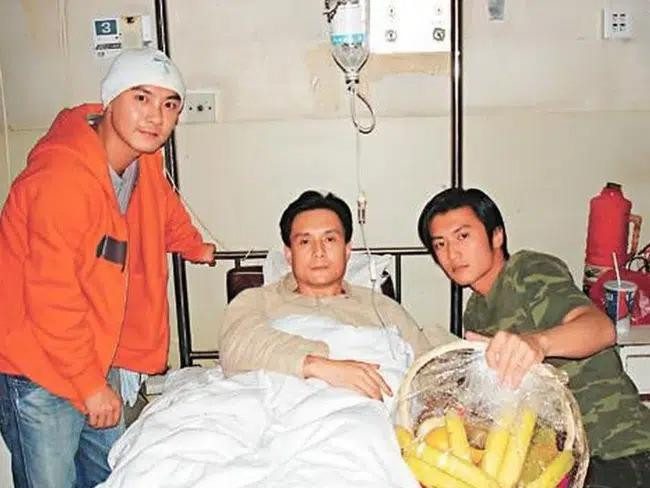 Hai diễn viên đến viện xin lỗi đàn anh Hai diễn viên đến viện xin lỗi đàn anh