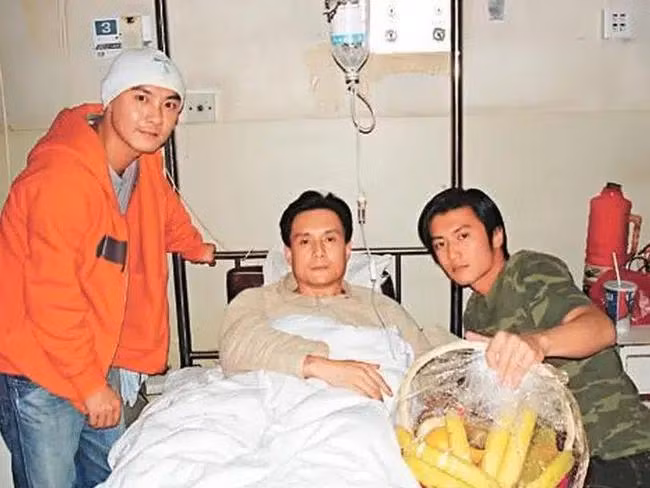 Hai diễn viên đến viện xin lỗi đàn anh
