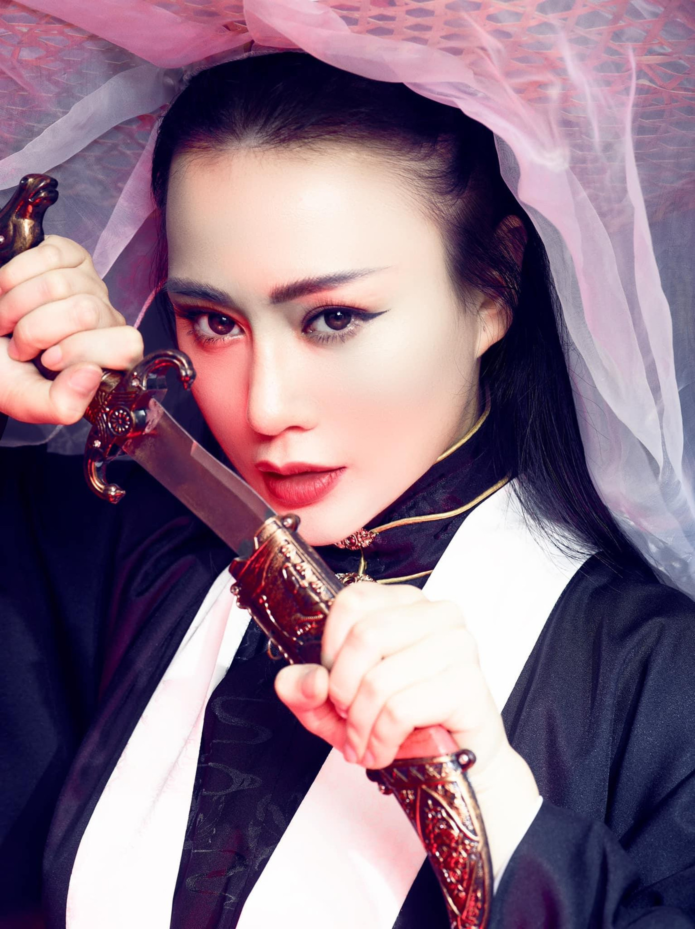 “Newfeed mấy hôm nay tràn ngập mỹ nhân cổ trang làm mình lại nhớ bộ ảnh này năm xưa. Nếu sinh vào thời cổ đại, chắc cũng thuộc hàng mỹ nhân đấy nhỉ?”, ngôi sao &quot;Hương vị tình thân&quot; viết.