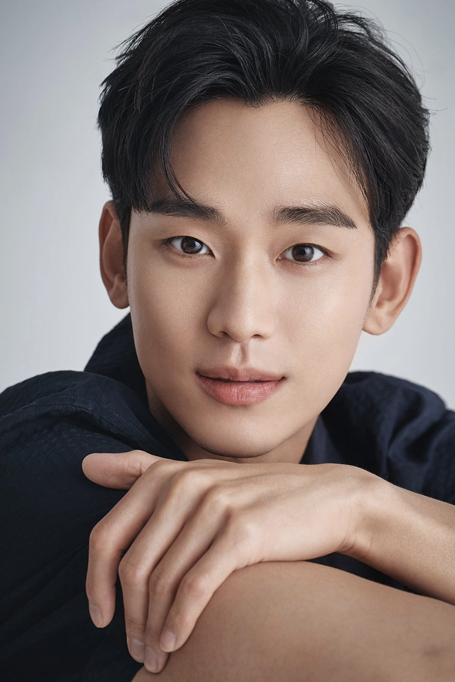 Với mức thu nhập 30 tỷ won 1 năm và 1 tỷ won cho một quảng cáo, Kim Soo Hyun xếp ở vị trí thứ hai. Cách đây không lâu, tài tử đứng đầu bảng xếp hạng nam diễn viên Hàn Quốc được trả mức thù lao đóng phim cao nhất. Với mức thu nhập 30 tỷ won 1 năm và 1 tỷ won cho một quảng cáo, Kim Soo Hyun xếp ở vị trí thứ hai. Cách đây không lâu, tài tử đứng đầu bảng xếp hạng nam diễn viên Hàn Quốc được trả mức thù lao đóng phim cao nhất.