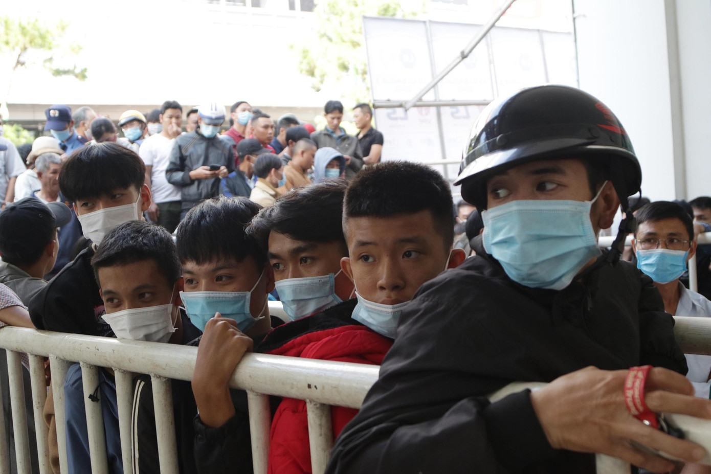 "Nhà tôi từ Quảng Ngãi, nên lúc 20h hôm qua, tôi đi xe buýt lên đây, uống cà phê chờ một lúc rồi vào xếp hàng để mua vé", anh Trần Thanh Hoà cho hay. "Tôi hâm mộ cả Công Phượng lẫn Quang Hải, nên bằng mọi giá phải đi xem cho bằng được, rồi tối lại về nhà".