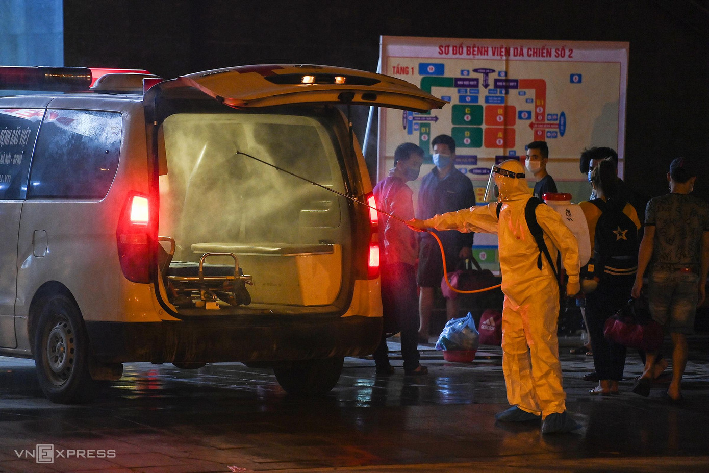 Ngay sau khi bệnh nhân xuống xe, nhân viên y tế phun khử khuẩn xe và khuôn viên bệnh viện. Ngay sau khi bệnh nhân xuống xe, nhân viên y tế phun khử khuẩn xe và khuôn viên bệnh viện.