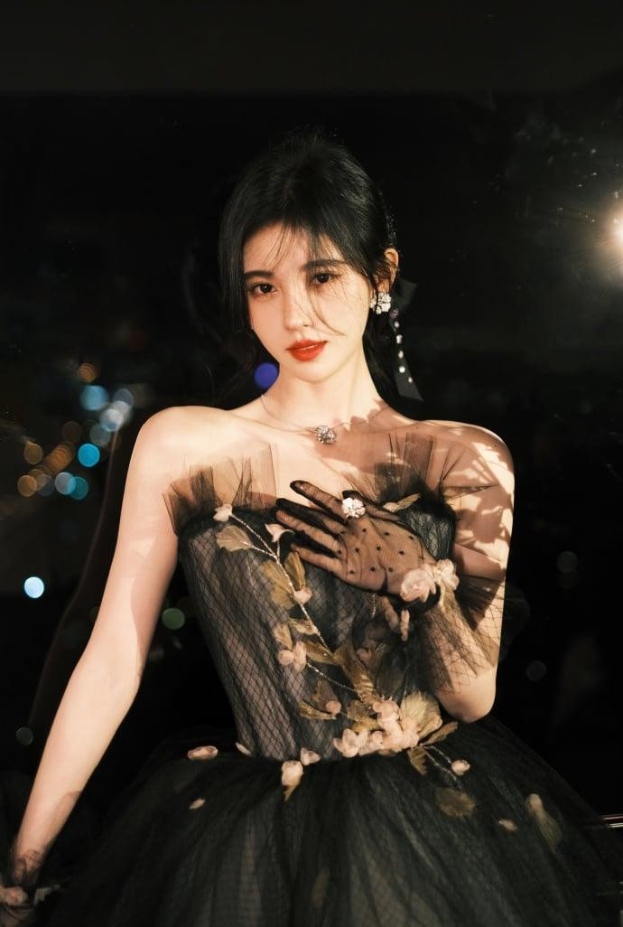 Dù vướng lùm xùm phẫu thuật thẩm mỹ nhưng không thể phủ nhận nhan sắc của “mỹ nữ 4000 năm” Cúc Tịnh Y vô cùng sắc nét, tựa nhân vật đồ họa máy tính.