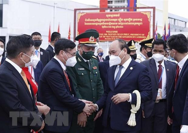 Chủ tịch nước Nguyễn Xuân Phúc chia tay cán bộ, nhân viên Đại sứ quán và cộng đồng người Việt Nam ở Campuchia tại Sân bay Quốc tế Puchentong. (Ảnh: Thống Nhất/TTXVN)