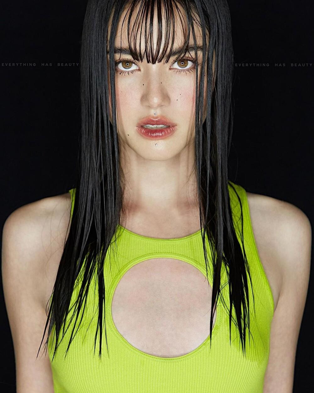 Ngọc nữ Thái thường xuyên gây ấn tượng nhờ sự phá cách, biến hóa trong cách xây dựng hình ảnh. Không ít lần cô khiến khán giả suýt xoa bởi gương mặt có thể cân mọi concept thời trang, từ đáng yêu, quyến rũ cá tính đến sang chảnh, thời thượng.