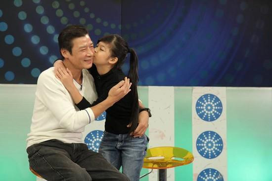 “Tôi để ý thấy mỗi khi xem phim ba rất tập trung, ít nói, thi thoảng còn khóc theo nhân vật khi xem. À! Hoá ra là cái lửa nghề trong ba còn rất lớn. Tôi rất sợ nhìn thấy ba buồn, nên không chỉ tôi mà cả mẹ và anh em của tôi đều động viên thôi thúc ba đi đóng phim. Từ lúc em còn bé tí cho đến bây giờ, khi được nhìn thấy ba trên phim tôi cảm thấy thật sự rất hạnh phúc và tự hào rất nhiều về ba”, cô con gái 16 tuổi của Võ Hoài Nam trải lòng.