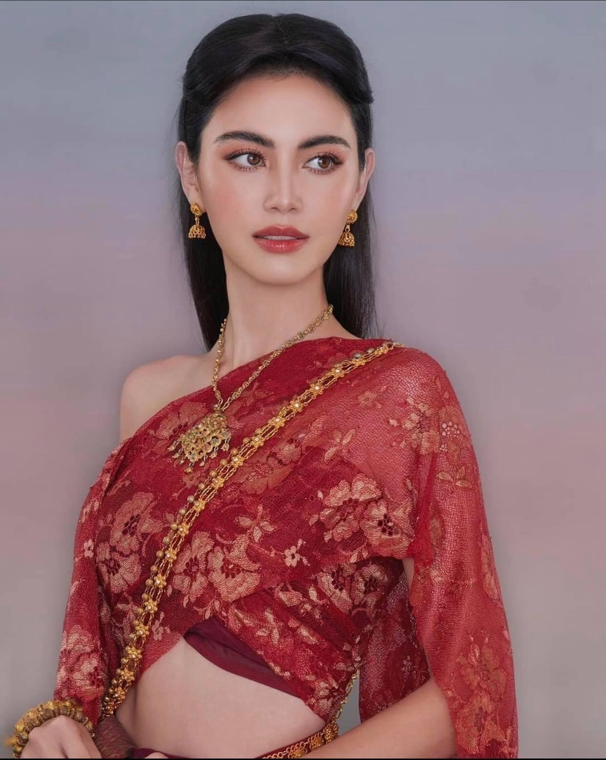 Hiện, Davika đang gây tiếng vang khi đóng chính trong “bom tấn” cổ trang Thái Lan - Wanthong (Tên tiếng Việt: Nàng Wanthong), được chuyển thể từ tác phẩm văn học sử thi Khun Chang Khun Paen