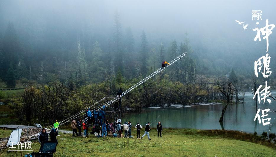 Theo báo Trung đưa tin, Thần Điêu Đại Hiệp 2020 có tổng cộng 20.000 người trong ê-kíp. Trang phục cho diễn viên lên đến 3.000 bộ, trong đó 800 bộ dành cho diễn viên chính, 1.300 bộ cho diễn viên quần chúng, 160 bộ cho đệ tử Cái Bang...