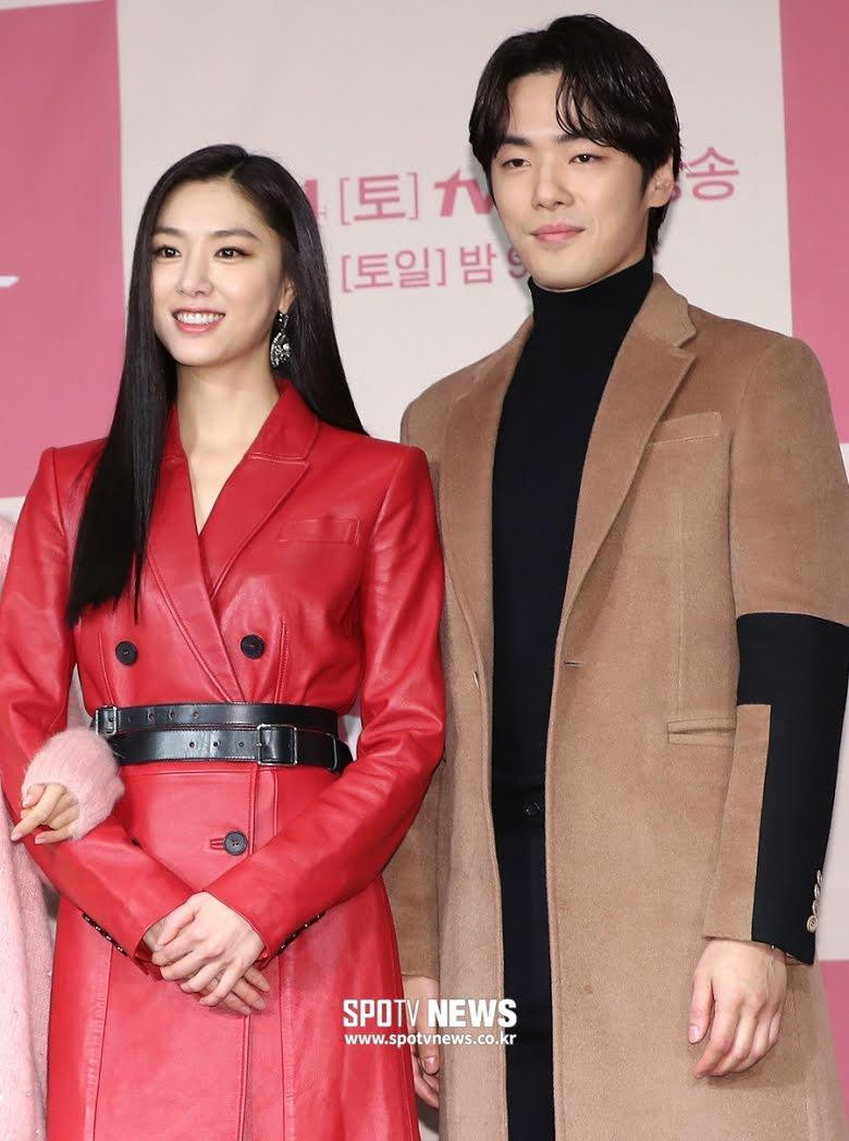 Seo Ji Hye (37 tuổi) và Kim Jung Hyun (31 tuổi) Seo Ji Hye (37 tuổi) và Kim Jung Hyun (31 tuổi)