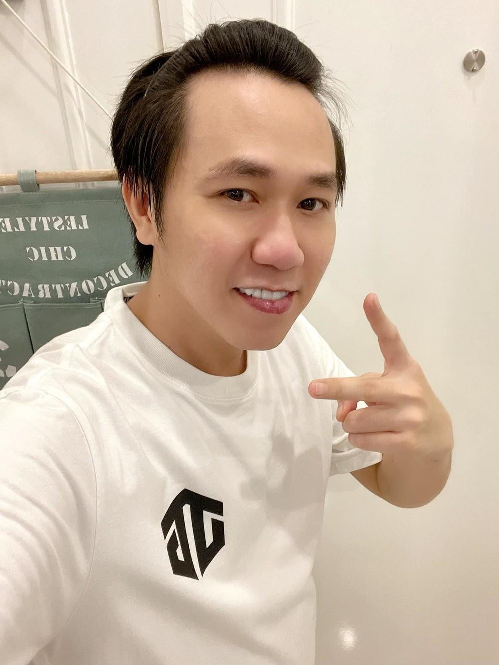 Diễn viên Anh Đức đã chiến thắng COVID-19 sau gần 3 tuần tự điều trị. Diễn viên Anh Đức đã chiến thắng COVID-19 sau gần 3 tuần tự điều trị.