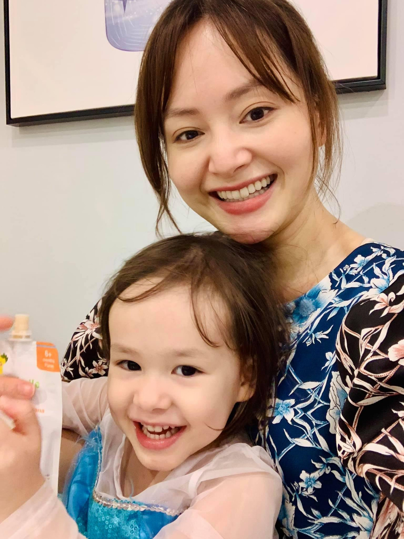 Lan Phương tươi cười hạnh phúc bên con gái