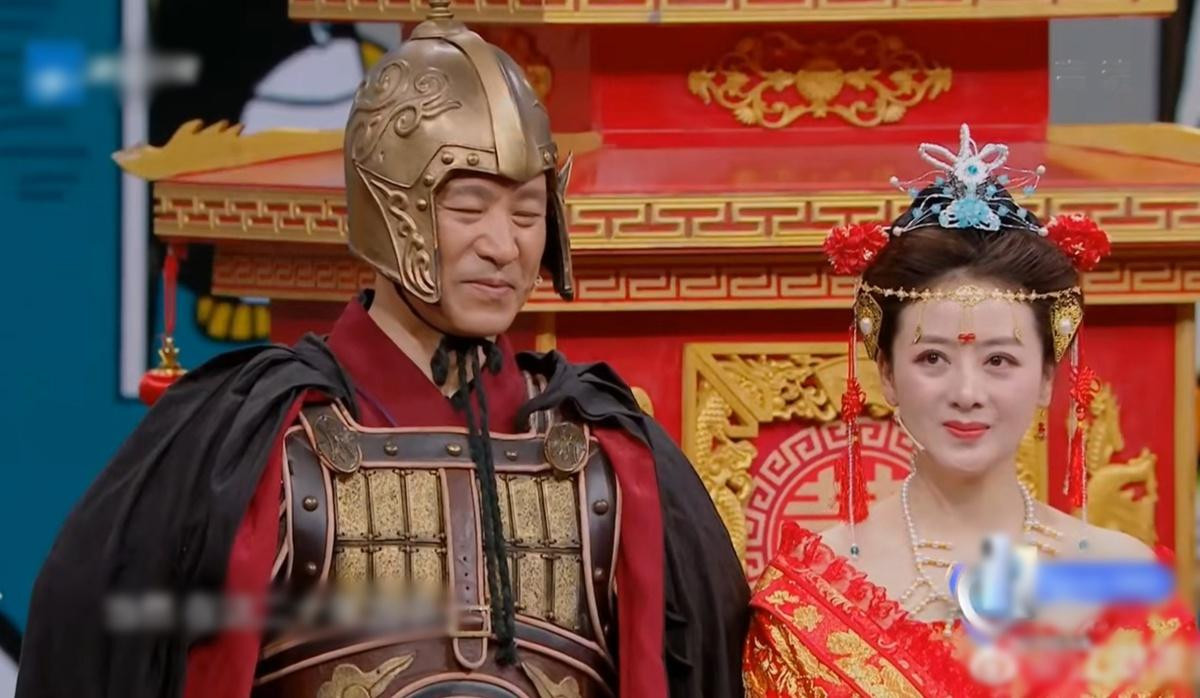 Sư Tiểu Hồng, người đóng vai chồng của Đỗ Băng Nhạn - Viên Bất Khuất hiện tại vẫn tham gia nhiều dự án phim. Nam diễn viên từng ghi dấu ấn qua nhiều tác phẩm như Ỷ Thiên Đồ Long ký 2018, Xích Bích 2008, Lão pháo nhi 2016...