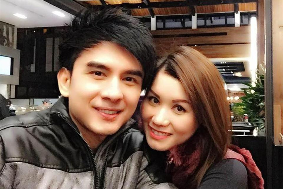 Trong một chương trình, giọng ca Dòng máu lạc hồng từng bộc bạch: &quot;Khi lấy vợ, tôi gặp nhiều sức ép từ người hâm mộ. Họ không đồng ý cho tôi lấy vợ, cũng không cho tôi chọn một người vợ như vậy. Họ muốn tôi phải lấy hoa hậu, người mẫu. Những điều này khiến tôi mất ăn mất ngủ&quot;.