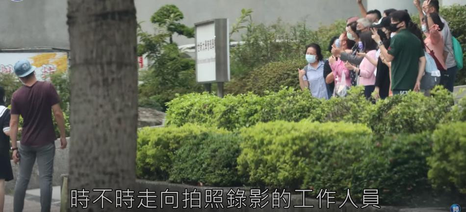 Hoắc Kiến Hoa kiên nhẫn chờ bà xã chụp hình. Hoắc Kiến Hoa kiên nhẫn chờ bà xã chụp hình.