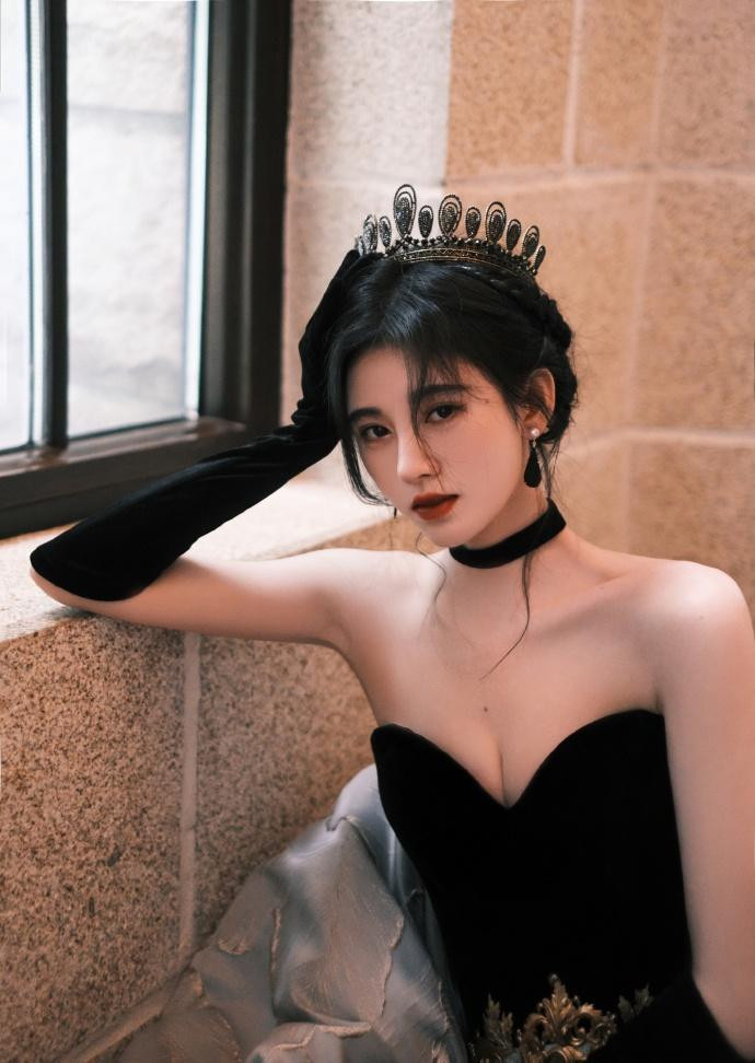 Thậm chí, từ khóa về vấn đề này còn leo lên hot search của các trang mạng lớn khiến cư dân mạng đua nhau bàn tán. Mặc cho fan của nữ diễn viên đưa ra các bằng chứng phản bác nhưng tin đồn cô dùng phương pháp thẩm mỹ càng được lan rộng.