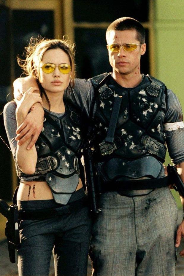 Gặp nhau trên phim trường Mr. &amp; Mrs. Smith, cặp đôi đều bị mê hoặc bởi vẻ đẹp của đối phương. Angelina Jolie lúc bấy giờ là một trong những mỹ nhân gợi cảm nhất Hollywood, trong khi Brad Pitt cũng là hình mẫu khiến hàng triệu cô gái khao khát.