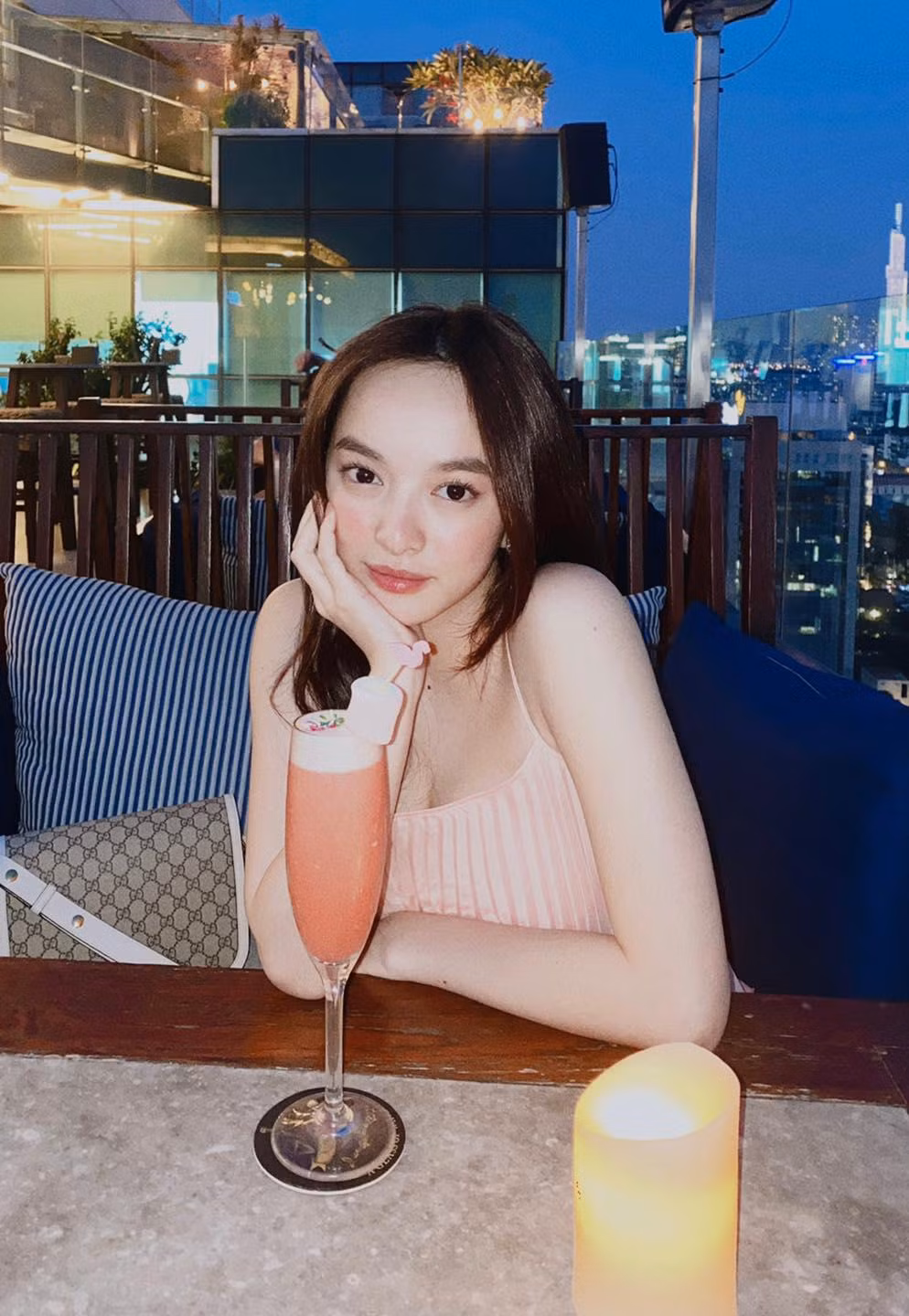 Trên mạng xã hội cá nhân, cô đã chia sẻ về phương pháp giảm cân của mình, trong đó nữ diễn viên sử dụng loại nước detox, tích cực ăn kiêng tinh bột và tăng cường chất xơ.