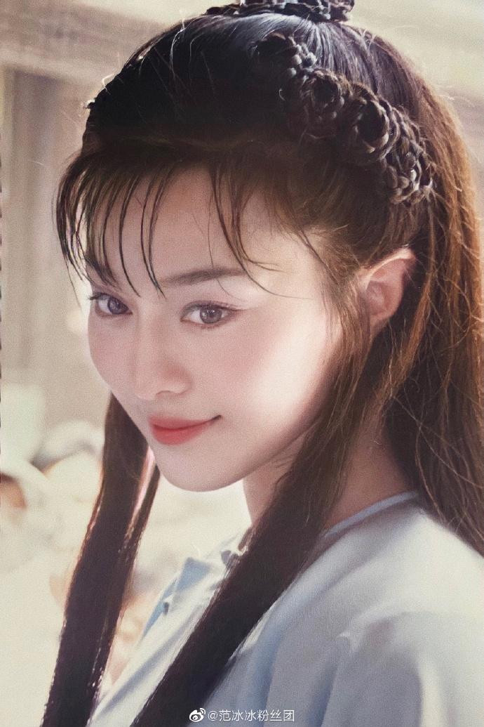 Ở tuổi 20, Phạm Băng Băng đã sở hữu ngoại hình thanh thuần vô cùng nổi bật. Nàng Hoa đán có gương mặt bầu bĩnh, sống mũi cao, thẳng, đôi mắt to tròn, trong veo, hút mắt người đối diện. Ngôi sao Võ Mị Nương truyền kỳ rất tự hào vì bản thân đẹp tự nhiên dù dính nhiều tin đồn đụng chạm “dao kéo” để tân trang nhan sắc.