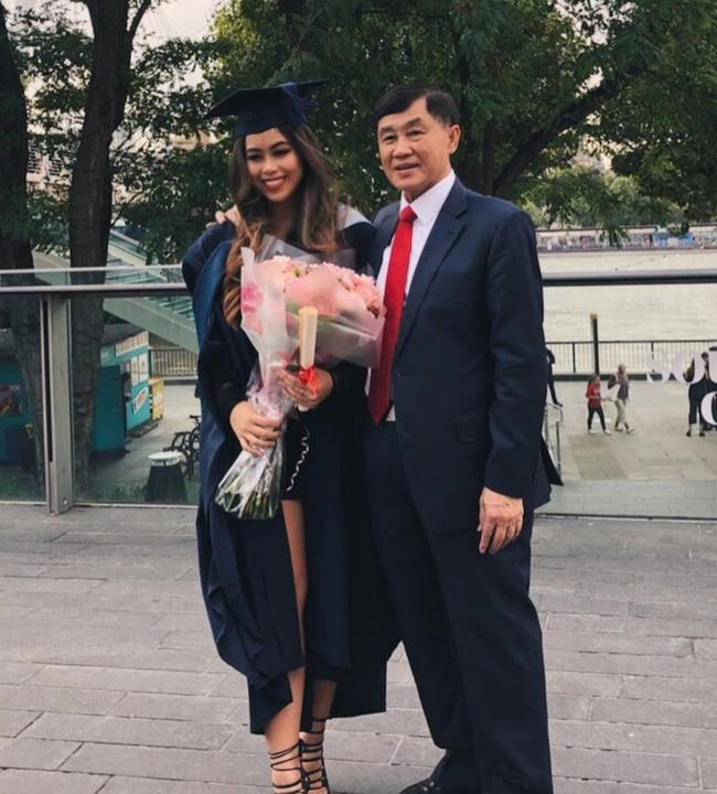 Ông Johnathan Hạnh Nguyễn và con gái Tiên Nguyễn Ông Johnathan Hạnh Nguyễn và con gái Tiên Nguyễn