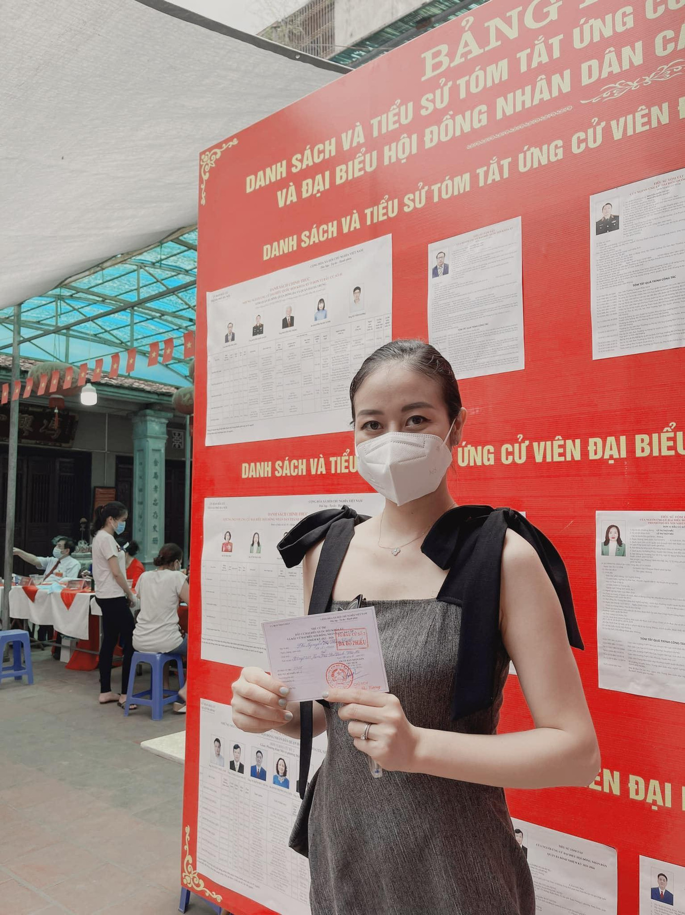 MC Phí Linh check-in tại điểm bầu cử.