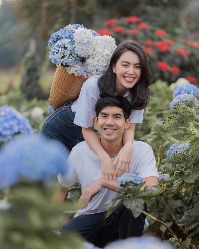 Nữ diễn viên hàng đầu showbiz Thái có mối tình đáng ngưỡng mộ với “ngôi sao phòng vé” Ter Chantavit. Cô và bạn trai thường xuyên chia sẻ những hình ảnh ngọt ngào, lãng mạn trên trang cá nhân.