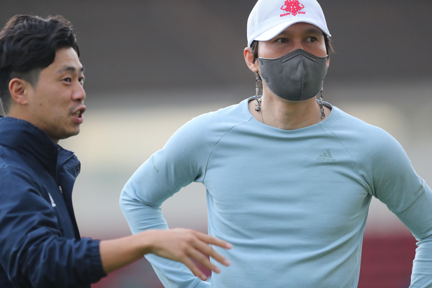 Tuy nhiên, buổi tập còn có sự hiện diện của HLV người Hàn Quốc Park Choong-kyun (phải). Nhà cầm quân sinh năm 1973 này được cho sẽ thay HLV Hoàng Văn Phúc dẫn dắt CLB Hà Nội thời gian tới.