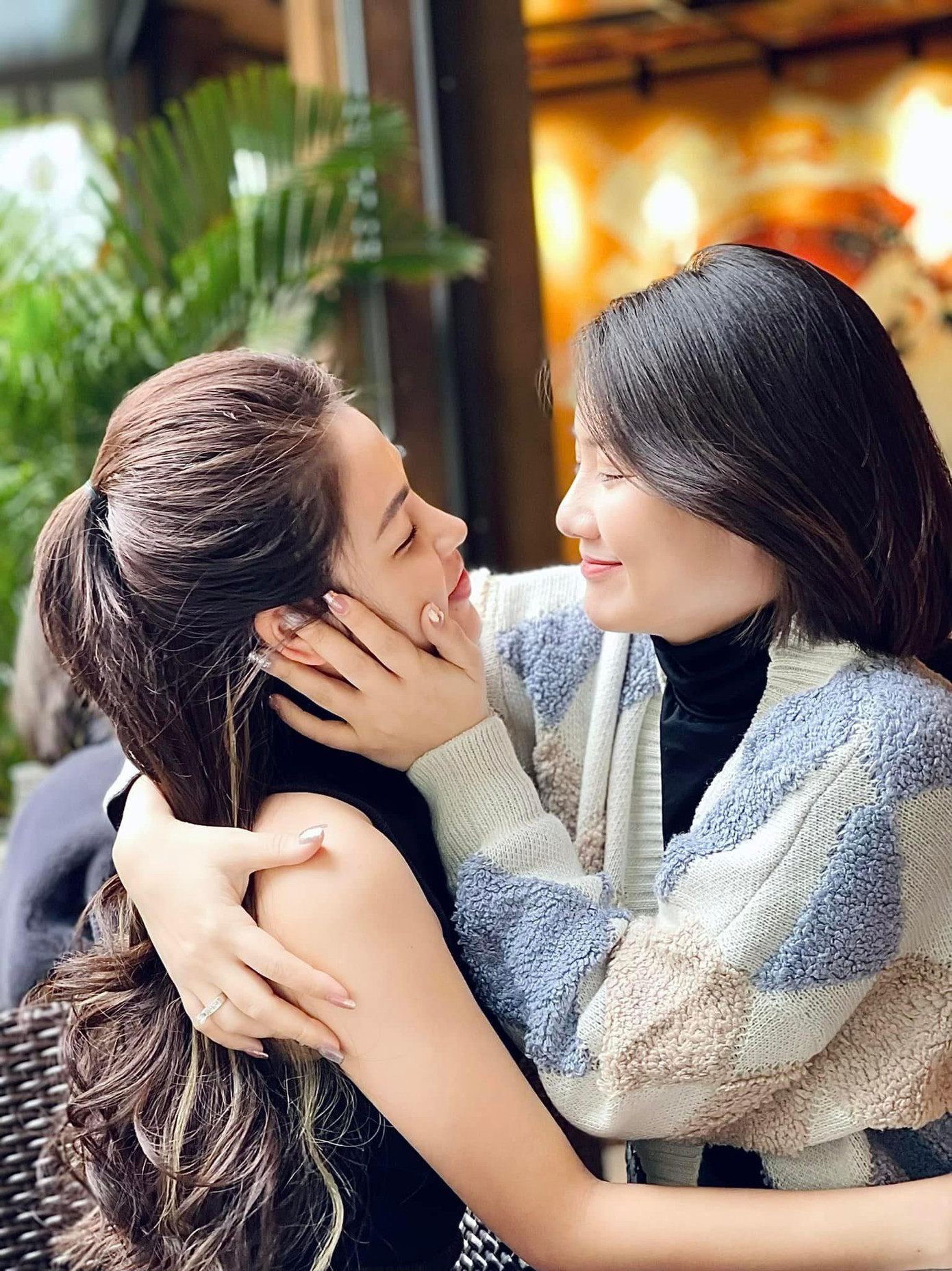 Ngày 30/12 vừa qua, nhân chuyến công tác ngắn tại Hà Nội, bộ đôi đã tái ngộ. Cả hai khiến nhiều khán giả háo hức khi đăng tải những hình ảnh tình cảm, ôm hôn thắm thiết bên cạnh nhau. Ngọc Lan viết: “Nhớ quá, ra ngắm cái rồi về”.