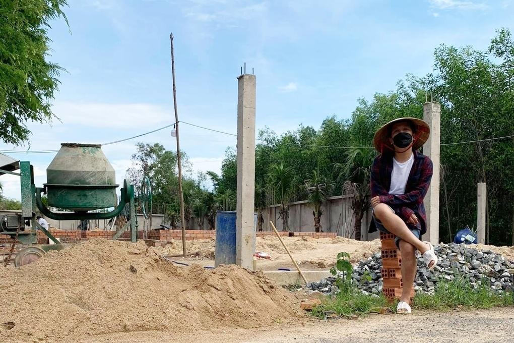 Ông xã Nhã Phương tâm sự: &quot;Hãy nhìn làn da của tôi đi, nó đen sạm hẳn vì cả tháng qua phải đi phụ hồ. Phụ hồ cho người ta còn được vài trăm, còn phụ hồ cho gia đình thì làm gì có lương. Mình về đây làm phụ hồ, xúc từng viên gạch, miếng đá, miếng xi măng để xây nhà vậy thôi&quot;.