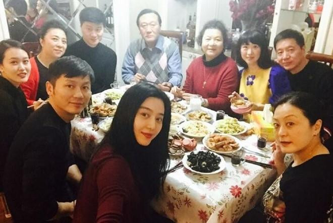 Đại gia đình Phạm Băng Băng trong buổi gặp mặt có sự hiện diện của bạn trai cũ Lý Thần.