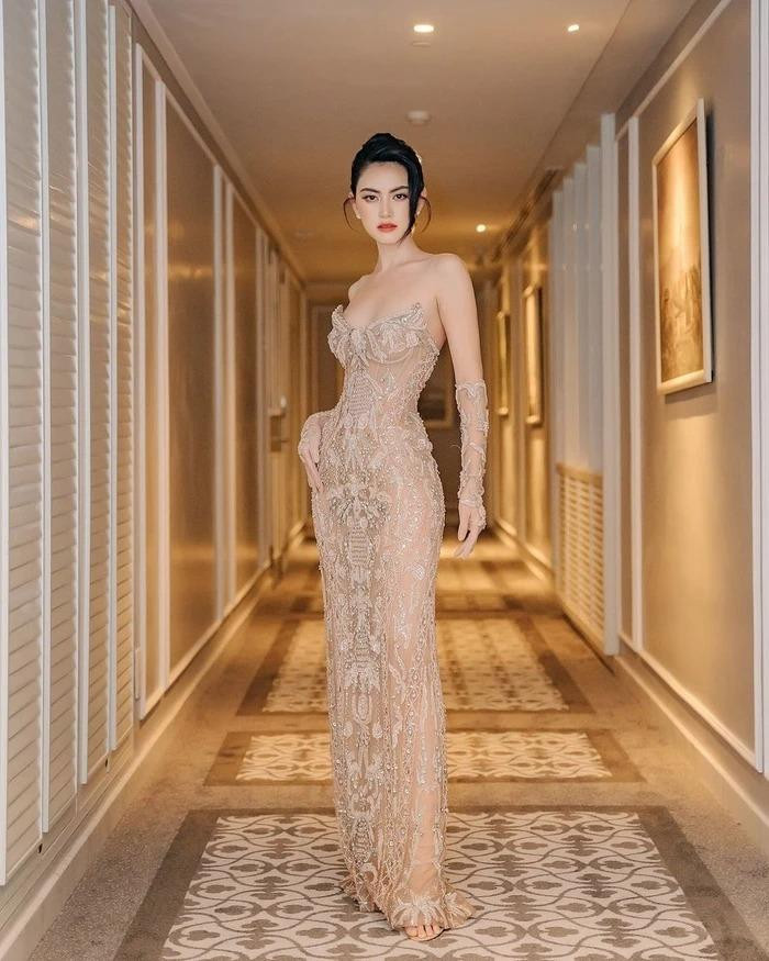 Mai Davika cao 1m75, cô là diễn viên hạng A của showbiz Thái Lan, đồng thời là siêu mẫu nổi tiếng, gương mặt đắt khách của các nhãn hàng, thường xuyên có mặt trên bìa tạp chí thời trang lớn. Mai Davika cao 1m75, cô là diễn viên hạng A của showbiz Thái Lan, đồng thời là siêu mẫu nổi tiếng, gương mặt đắt khách của các nhãn hàng, thường xuyên có mặt trên bìa tạp chí thời trang lớn.