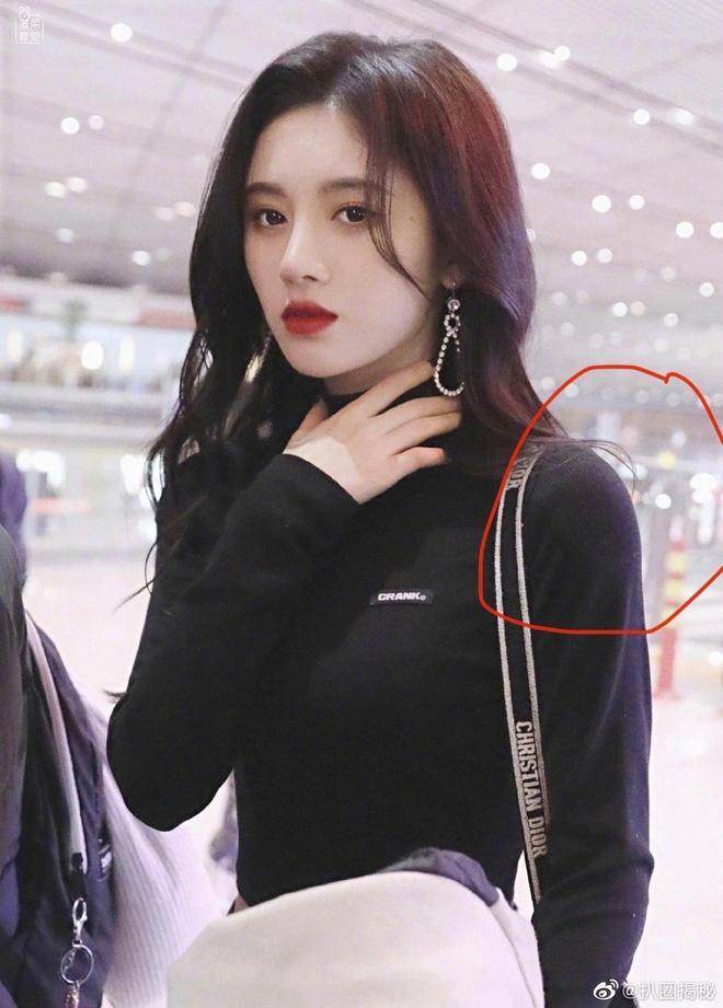 Mỹ nhân cũng từng bị cộng đồng mạng soi vì lạm dụng miếng độn vai.