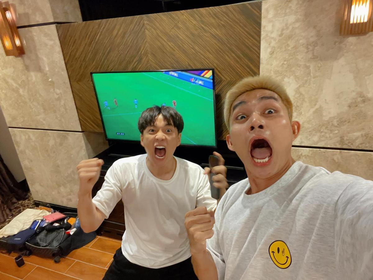 Ngô Kiến Huy và Jun Phạm hòa chung không khí náo nhiệt trước trận bóng lịch sử Việt Nam – Saudi Arabia Ngô Kiến Huy và Jun Phạm hòa chung không khí náo nhiệt trước trận bóng lịch sử Việt Nam – Saudi Arabia