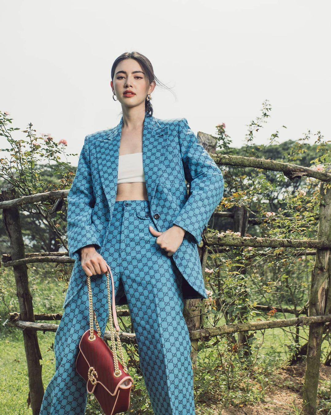 Với chiều cao 1m75, Mai Davika cũng là một siêu mẫu nổi tiếng và luôn là cái tên đắt khách được các nhãn hàng mời gọi, thường xuyên có mặt trên bìa tạp chí thời trang lớn.