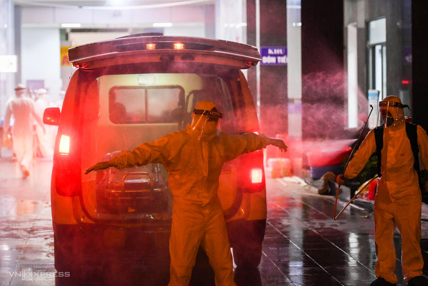 Tài xế chở những bệnh nhân F0 cũng được phun khử khuẩn trước khi chở chuyến mới. Tài xế chở những bệnh nhân F0 cũng được phun khử khuẩn trước khi chở chuyến mới.