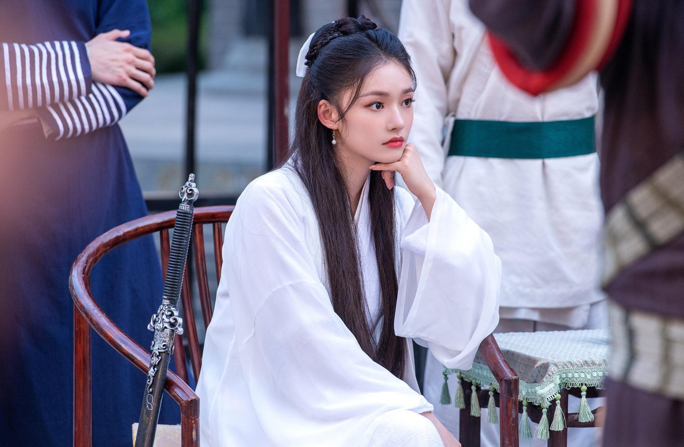 Thay vì được nhắc tới diễn xuất, &quot;gà cưng&quot; Châu Tinh Trì thường xuyên được điểm mặt trên báo nhờ lùm xùm tình ái. Cô từng hẹn hò Phùng Thiệu Phong, Tống Uy Long và dính tin đồn &quot;phim giả tình thật&quot; với “trai hư” Vương Đại Lục.