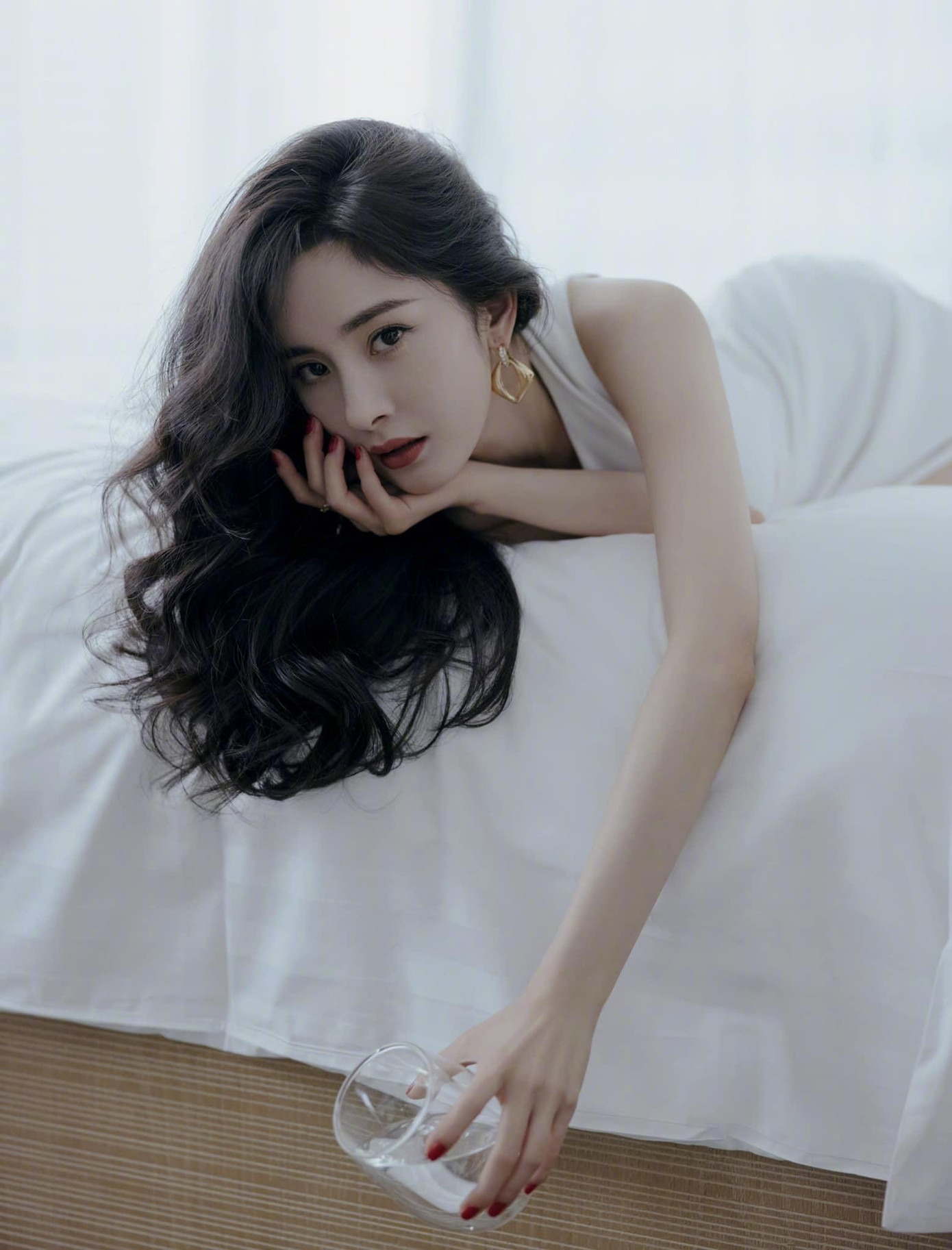 Cô ăn đủ tinh bột, đạm, chất béo và mỗi bữa chỉ ăn vừa đủ, kết hợp các bài tập thon bụng, đùi, tăng vòng ba.