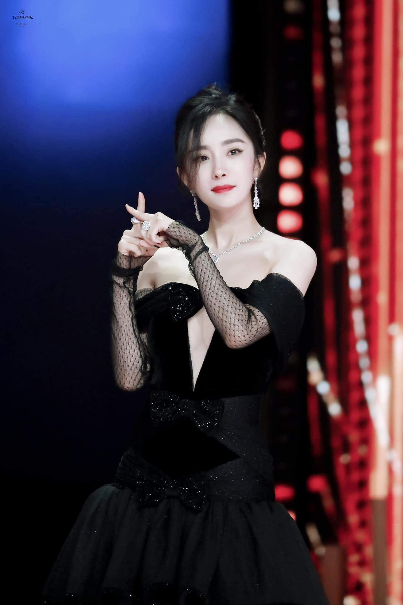 Những bức hình từ studio của cô được khen ngợi hết lời nhưng hình ảnh thực tế lại không được khán giả đánh giá cao.