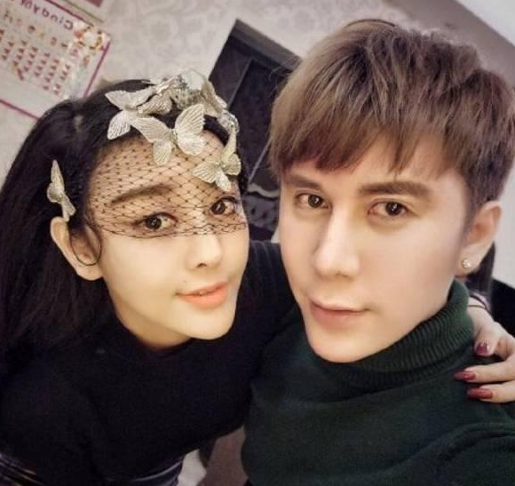 Đầu năm 2016, Hà Thừa Hi kết hôn với bạn trai Dư Tiểu Tuyền, đây cũng chính là bác sĩ phẫu thuật thẩm mỹ cho cô. Ngay cả chồng cô cũng từng đụng chạm dao kéo nhiều lần để có khuôn mặt như hiện tại. Cặp đôi thường xuyên đăng hình hạnh phúc, cuộc sống giàu sang bên nhau.