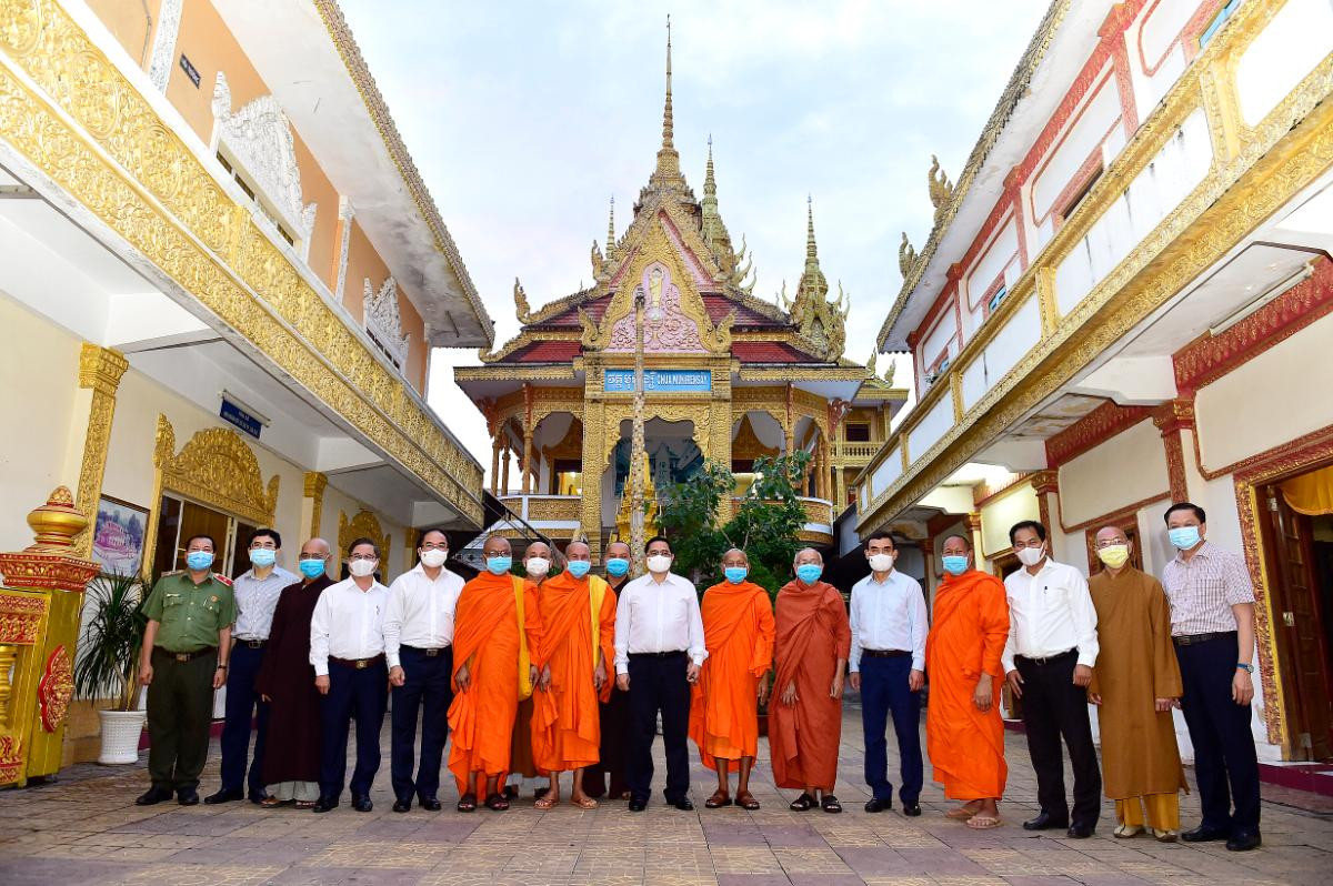 Thủ tướng và lãnh đạo TP. Cần Thơ chụp ảnh với Ban trị sự Giáo hội phật giáo Việt Nam TP. Cần Thơ. Ảnh: VGP/Nhật Bắc