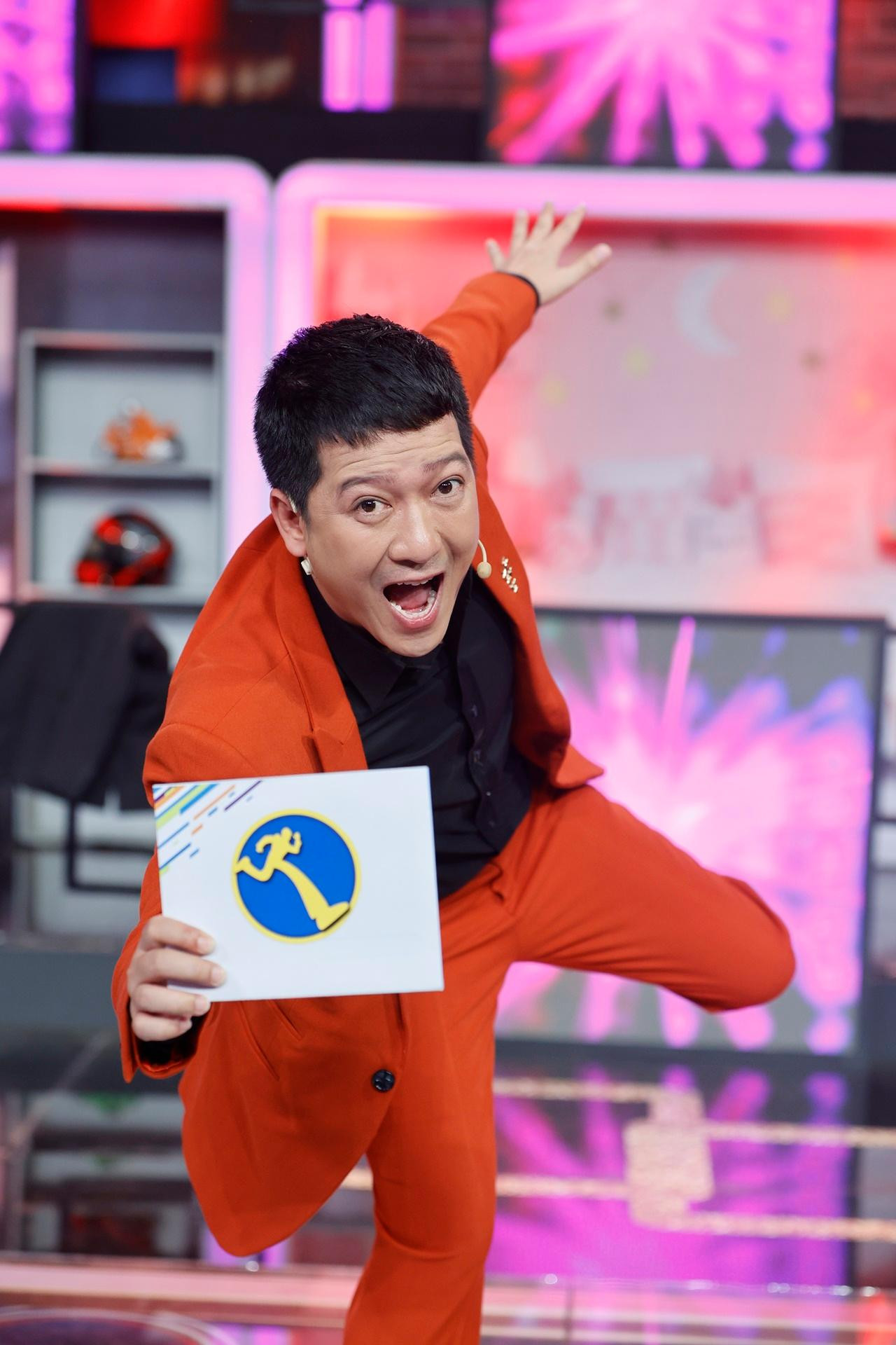 Đối với các ý kiến tranh cãi trên mạng xã hội những ngày gần đây, Trường Giang tôn trọng và cho rằng đó là tình yêu dành cho chương trình. Bởi chỉ có những người yêu mến Running Man Vietnam mới quan tâm dàn cast có ai tham gia, người mới – người cũ. “Tôi là một trong những người chơi, sẽ cùng các anh em mang đến một mùa tràn đầy năng lượng, nhiều tính sáng tạo và là “cơn nghiện mới”, Trường Giang chia sẻ.