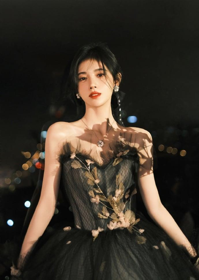 Tạo hình của Cúc Tịnh Y trong sự kiện Thập Quang Thịnh Điển của Đằng Tấn Video khiến khán giả ngây ngất.