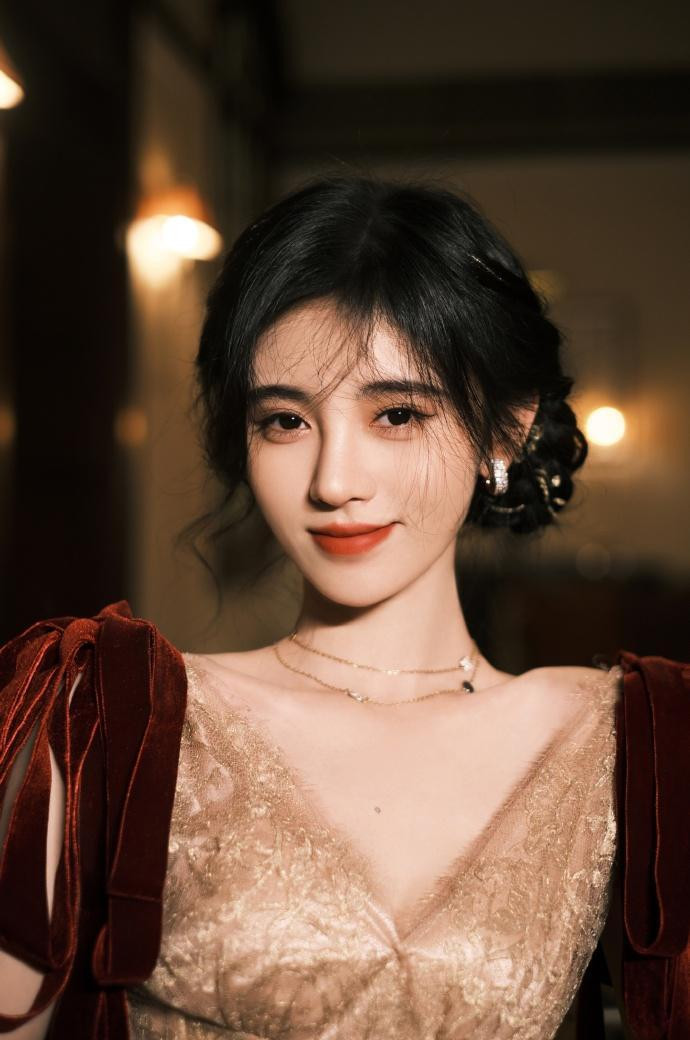 Ngôi sao sinh năm 1994 từng được một trang báo Nhật Bản đặt cho danh xưng “Thần tượng 4000 năm có một” từ năm 2014. Tuy nhiên khi bản dịch khi lên báo Trung lại có sự sai sót và cô được gọi thành “mỹ nữ 4000 năm có một”.