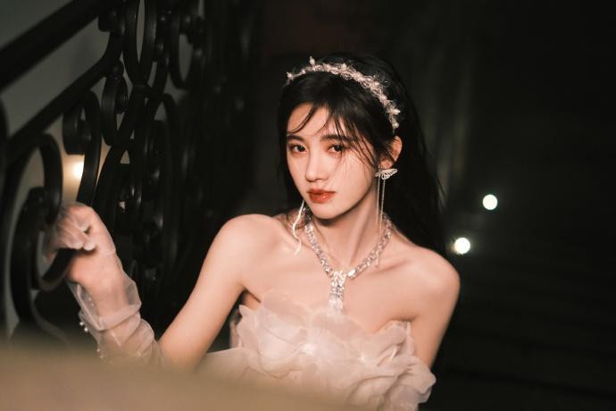 Trước tin đồn thẩm mỹ vai, phòng làm việc của nữ ca sĩ đã chính thức lên tiếng. Theo đó, đại diện Cúc Tinh Y thông báo những nội dung ác ý đang lan truyền trên mạng về nữ diễn viên hoàn toàn sai sự thật, là do những người có mưu đồ cố ý phát tán. Đề nghị những người dùng internet lan truyền thông tin sai lệch ngừng vu khống, bôi nhọ Cúc Tịnh Y và xóa bỏ những bình luận ác ý gây hiểu lầm. Phía công ty sẽ có biện pháp pháp lý để truy cứu trách nhiệm của người vi phạm.