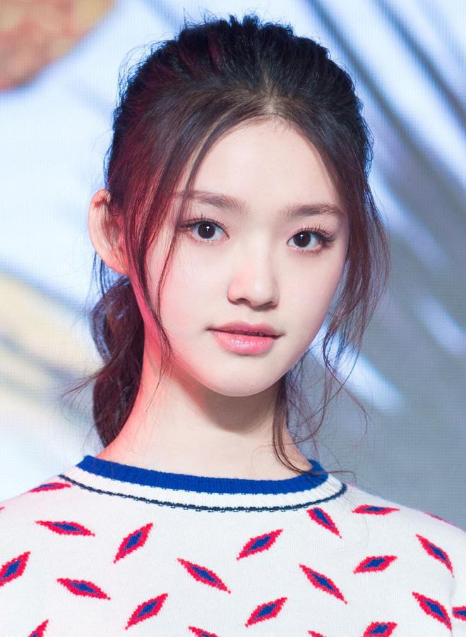 Lâm Duẫn tên thật là Phí Hà, sinh năm 1996 tại Hồ Châu, tỉnh Chiết Giang. Cô lọt vào mắt xanh của Châu Tinh Trì và vụt sáng nhờ vai chính phim Mỹ Nhân Ngư. Nữ diễn viên tham gia nhiều bộ phim khác Tước Tích, Tây Du Phục Ma Thiên, Ốc sên và chim hoàng oanh, Thơ ngây,…nhưng diễn xuất vẫn bị công chúng đánh giá tệ hại.