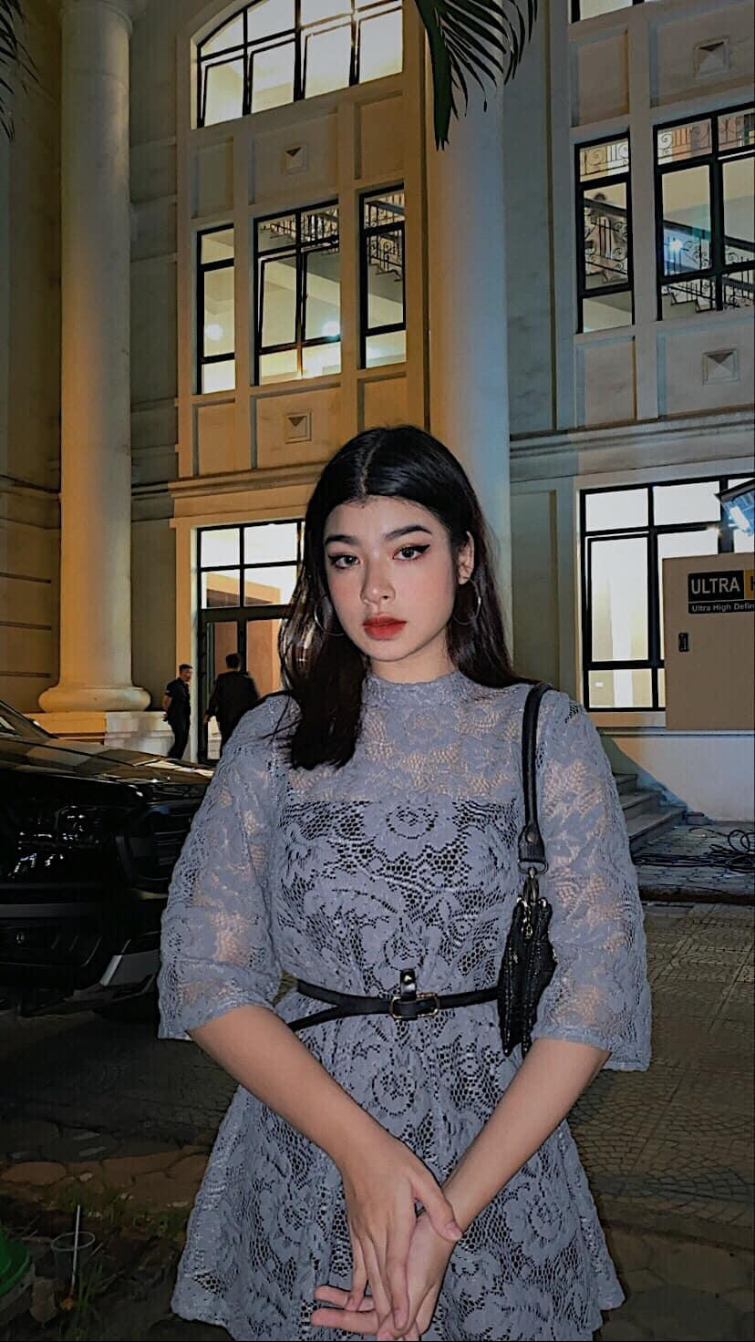 Hoài Anh cho hay, các tài khoản mạng xã hội của cô đều có bố mẹ theo dõi, mỗi khi đăng tải hình ảnh, cô đều hỏi ý kiến, nếu thấy không hợp lý bố mẹ sẽ góp ý ngay.