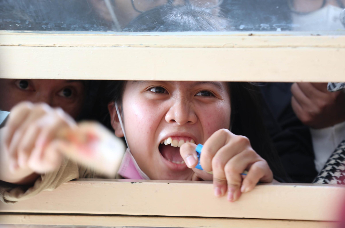 Sân Pleiku bán vé với các mệnh giá 30.000, 40.000, 60.000 và 80.000 đồng một vé, nhưng người hâm không quan tâm đến giá vé. "Tôi chỉ cần có vé là được, không quan tâm giá như thế nào và ngồi ở đâu", một CĐV vừa chen lấn vừa chia sẻ.