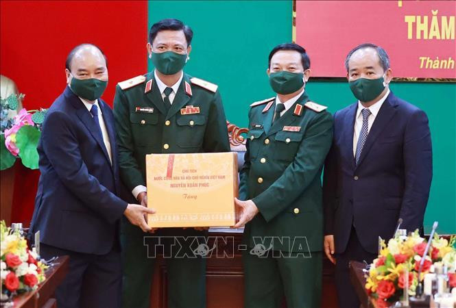 Chủ tịch nước Nguyễn Xuân Phúc, Chủ tịch Hội đồng Quốc phòng An ninh tặng quà cho Bộ Tư lệnh Quân khu 7. Ảnh: Thống Nhất/TTXVN Chủ tịch nước Nguyễn Xuân Phúc, Chủ tịch Hội đồng Quốc phòng An ninh tặng quà cho Bộ Tư lệnh Quân khu 7. Ảnh: Thống Nhất/TTXVN