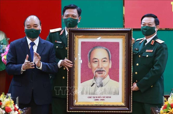 Chủ tịch nước Nguyễn Xuân Phúc, Chủ tịch Hội đồng Quốc phòng An ninh tặng chân dung Chủ tịch Hồ Chí Minh cho Bộ Tư lệnh Quân khu 7. Ảnh: Thống Nhất/TTXVN Chủ tịch nước Nguyễn Xuân Phúc, Chủ tịch Hội đồng Quốc phòng An ninh tặng chân dung Chủ tịch Hồ Chí Minh cho Bộ Tư lệnh Quân khu 7. Ảnh: Thống Nhất/TTXVN